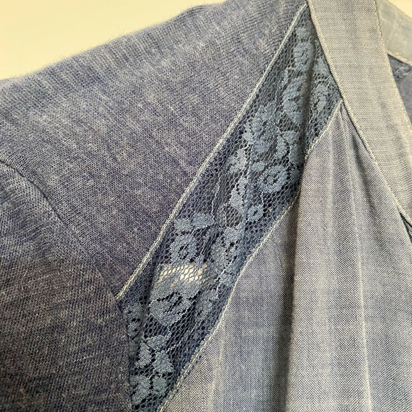 ANTHROPOLOGIE Denim and jersey blouse with embroidery and lace detail. - Picture 6 of 10